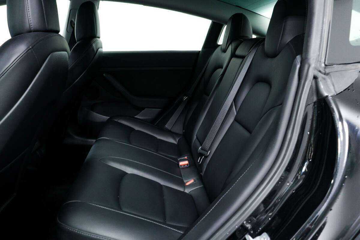 Купить Tesla Model 3 с пробегом. Фото: #11