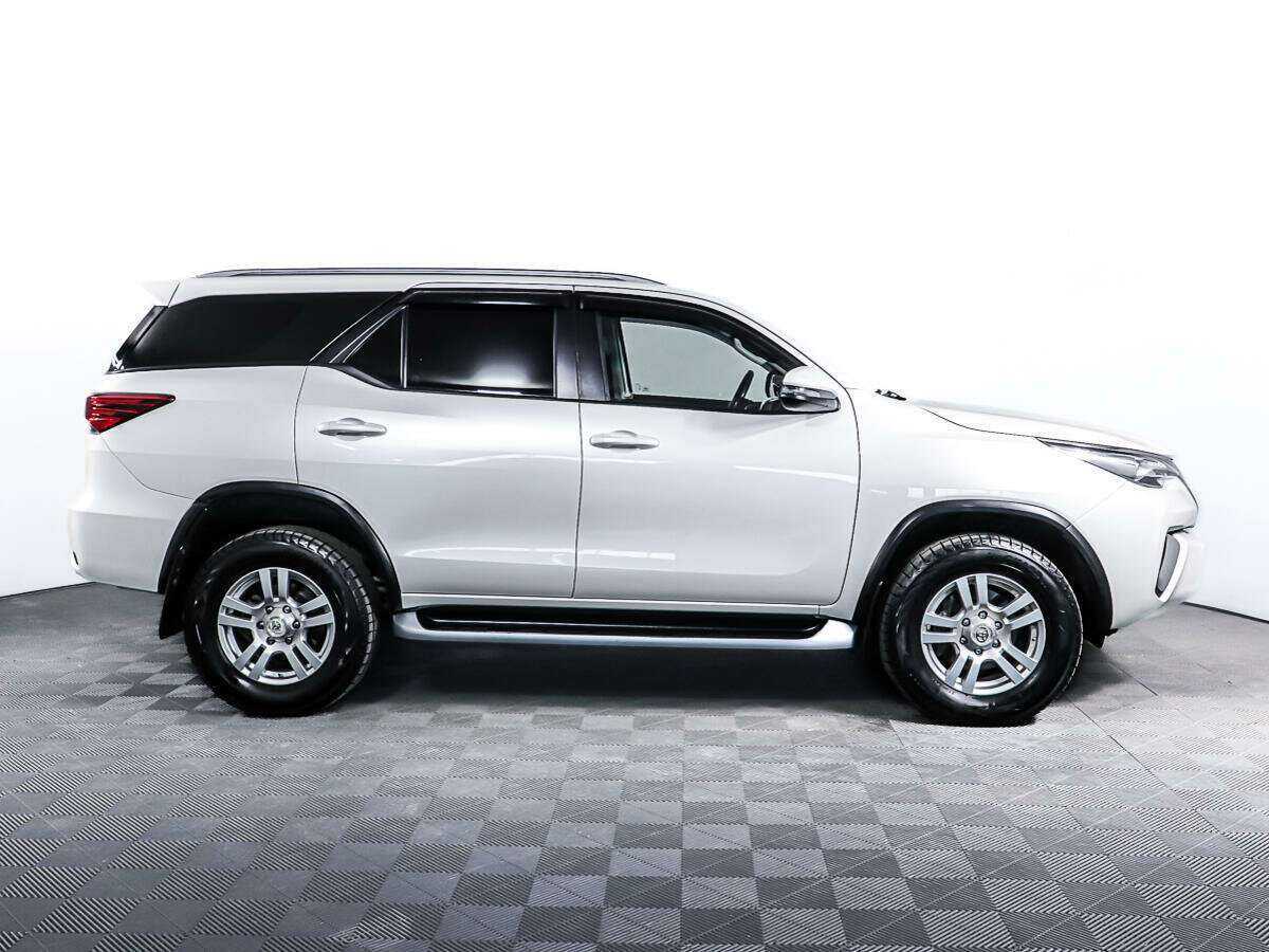 Купить Toyota Fortuner с пробегом. Фото: #2