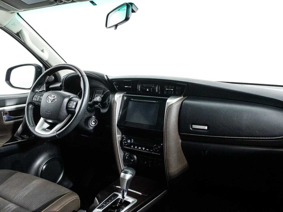 Купить Toyota Fortuner с пробегом. Фото: #8