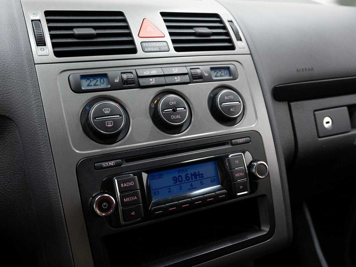Купить Volkswagen Touran с пробегом. Фото: #17