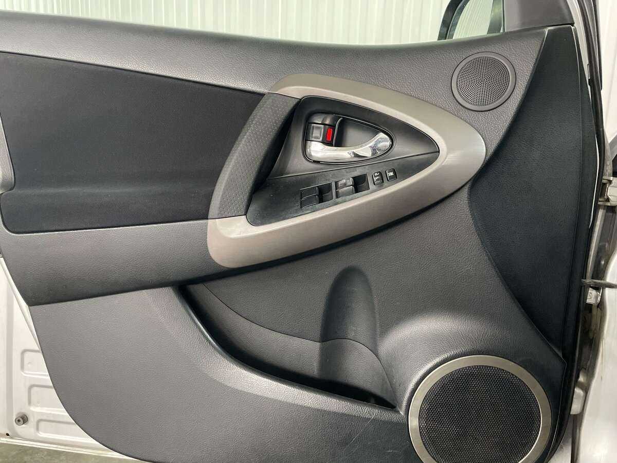 Купить Toyota RAV4 с пробегом. Фото: #13