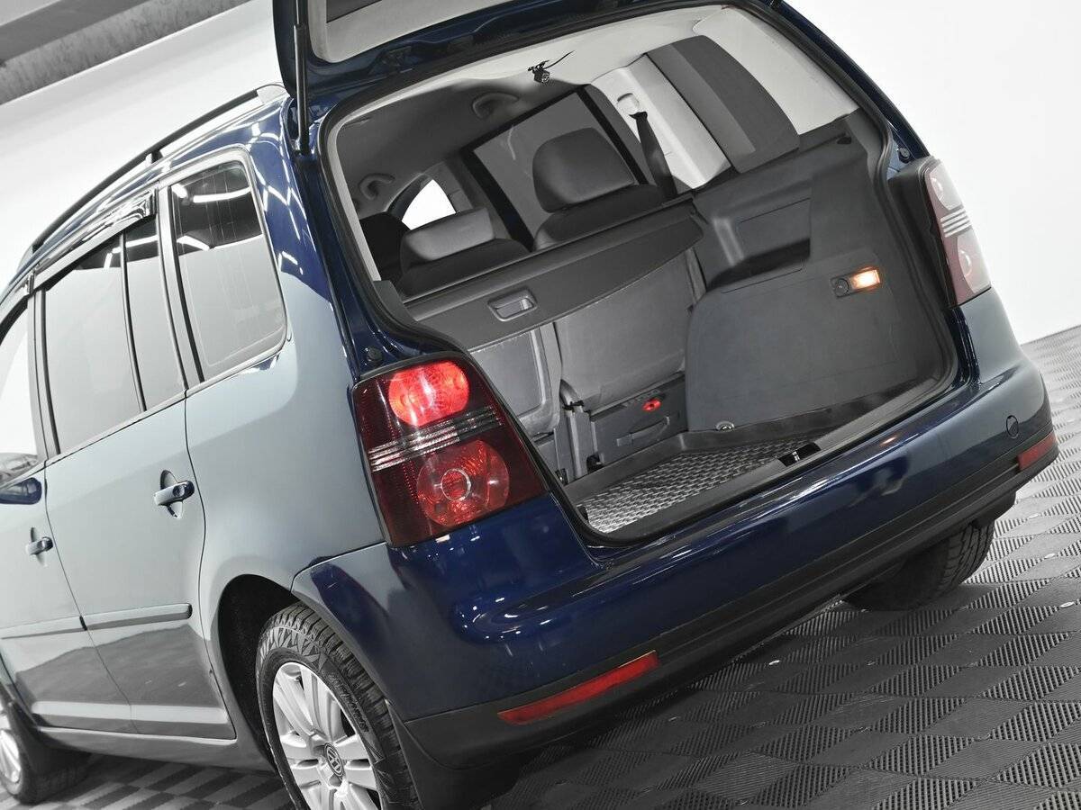 Купить Volkswagen Touran с пробегом. Фото: #4