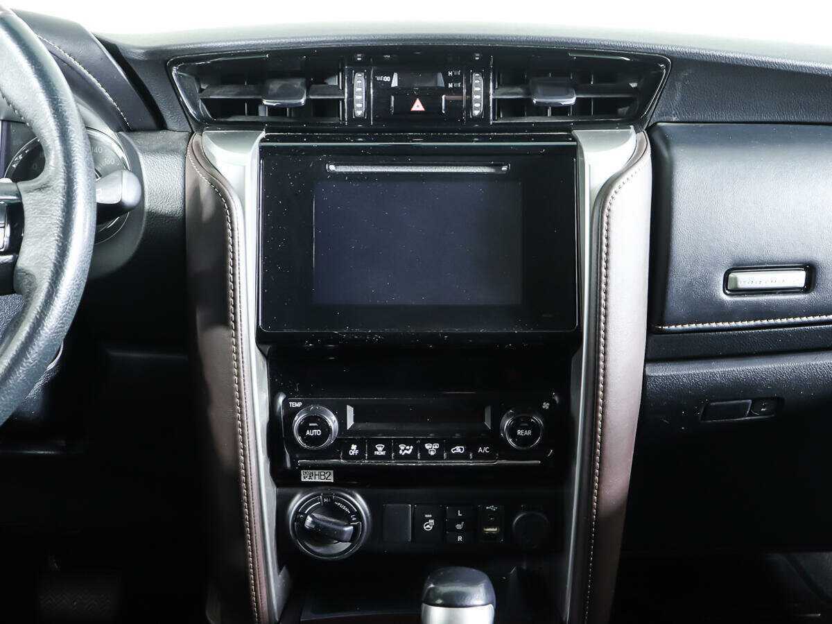 Купить Toyota Fortuner с пробегом. Фото: #10