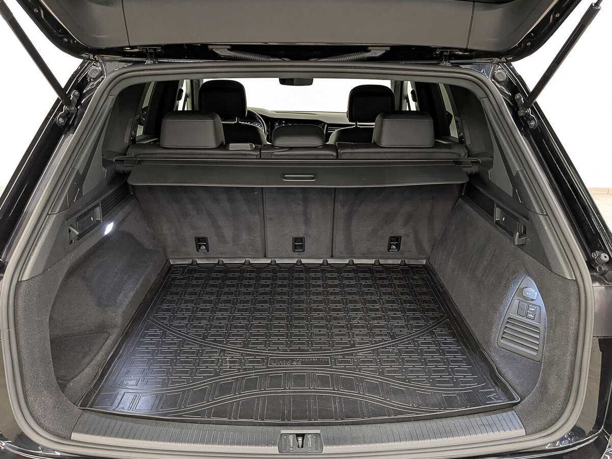 Купить Volkswagen Touareg с пробегом. Фото: #9