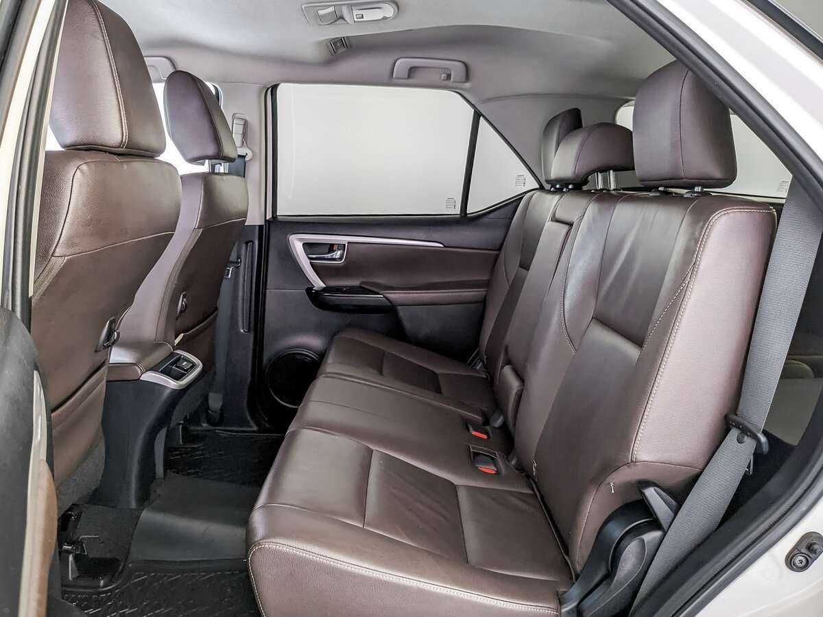 Купить Toyota Fortuner с пробегом. Фото: #9
