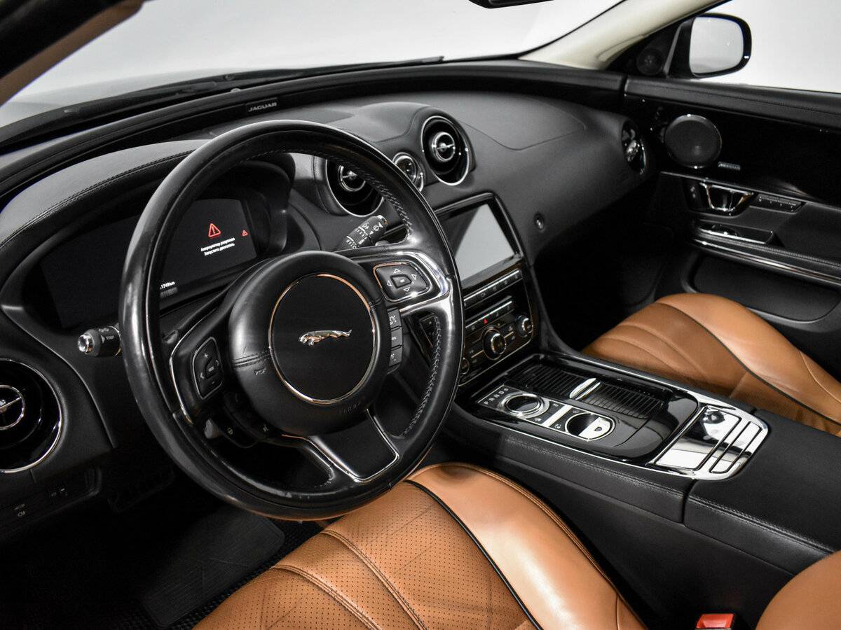 Купить Jaguar XJ с пробегом. Фото: #8