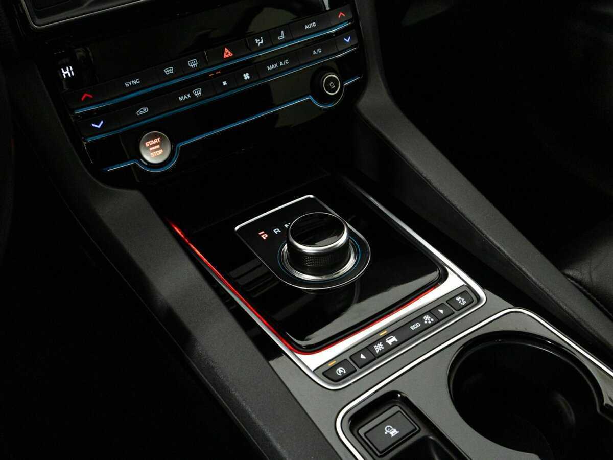 Купить Jaguar F-Pace с пробегом. Фото: #17