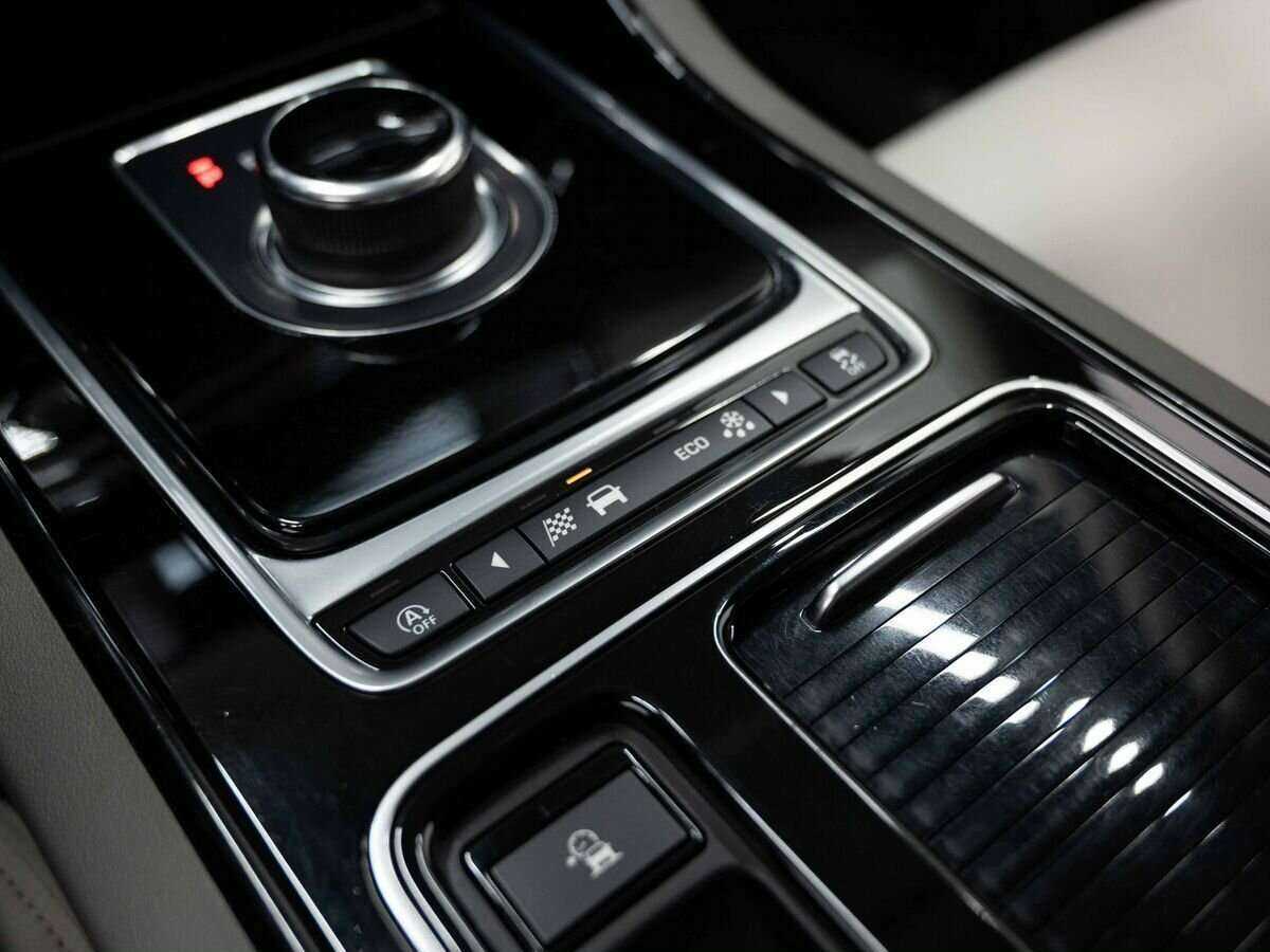 Купить Jaguar XE с пробегом. Фото: #23