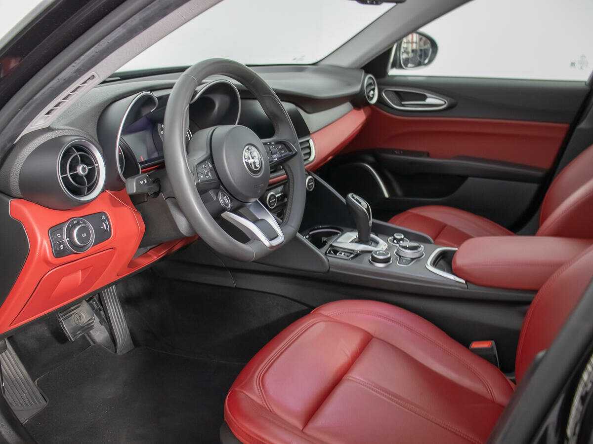 Купить Alfa Romeo Giulia с пробегом. Фото: #9