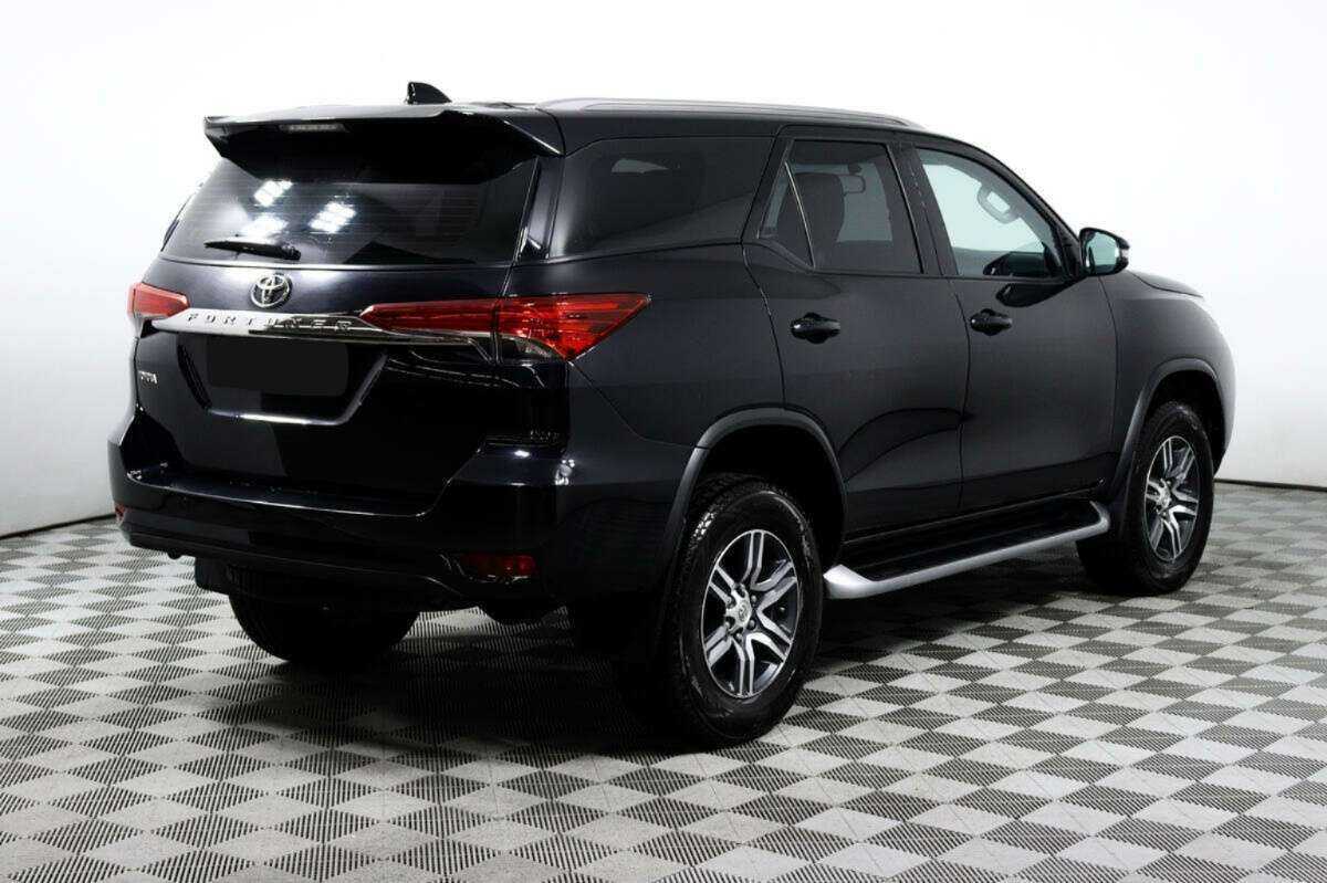 Купить Toyota Fortuner с пробегом. Фото: #4