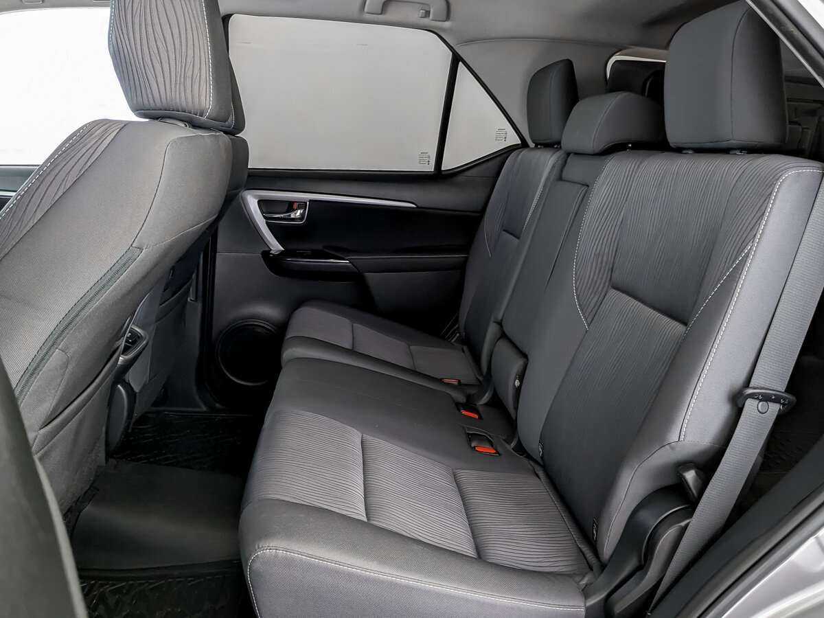Купить Toyota Fortuner с пробегом. Фото: #8