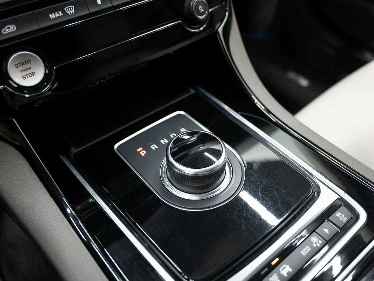 Купить Jaguar XE с пробегом. Фото: #22