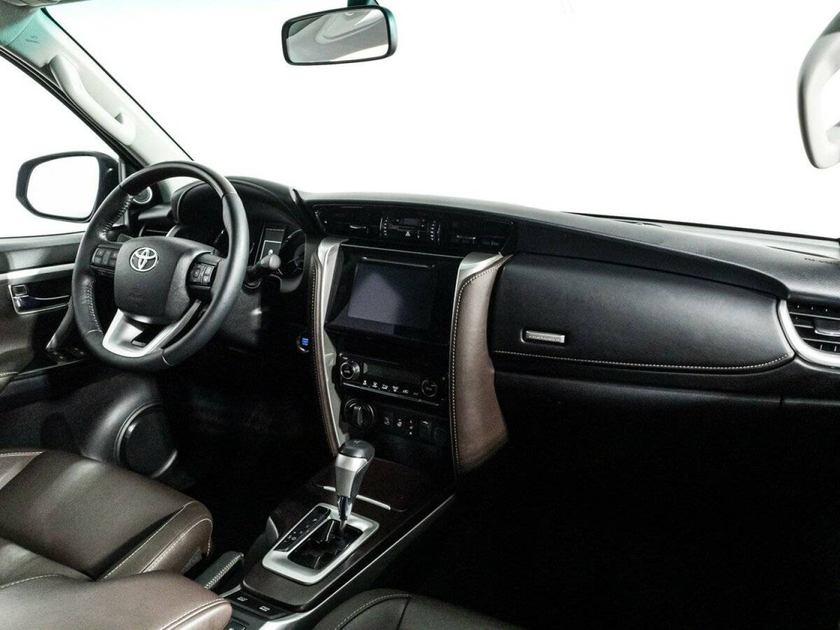 Купить Toyota Fortuner с пробегом. Фото: #8