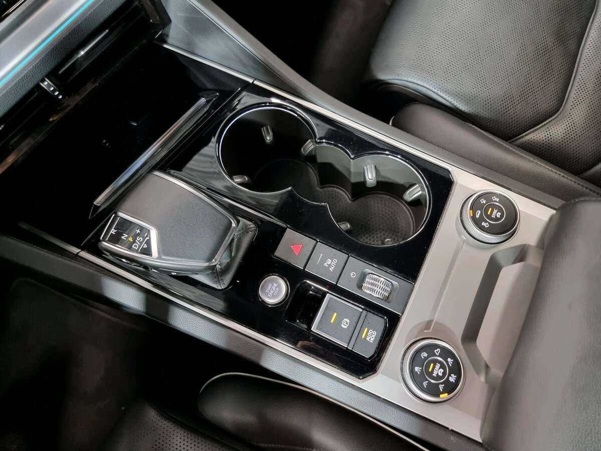 Купить Volkswagen Touareg с пробегом. Фото: #21