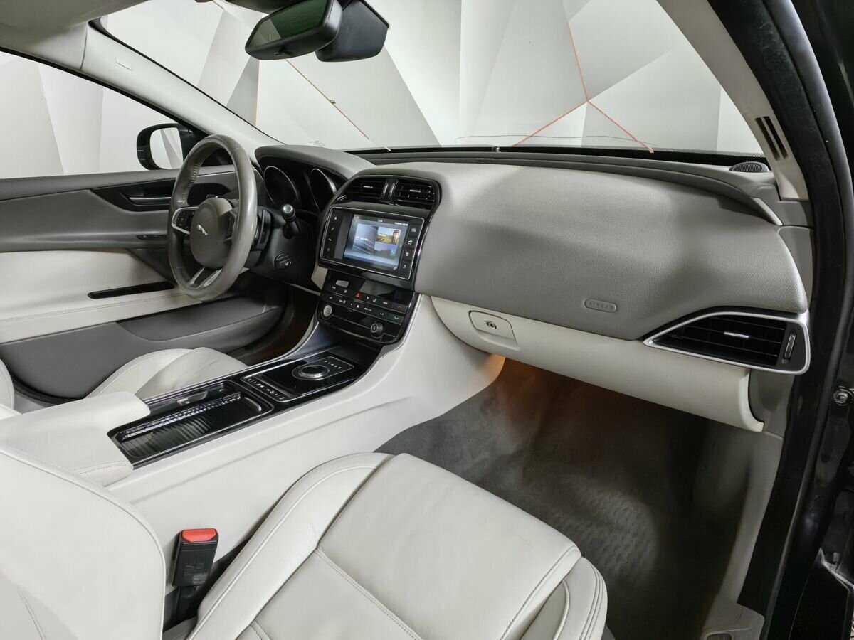 Купить Jaguar XE с пробегом. Фото: #8