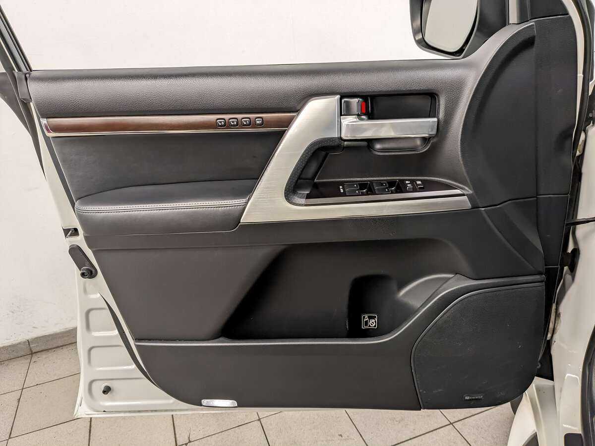 Купить Toyota Land Cruiser с пробегом. Фото: #12