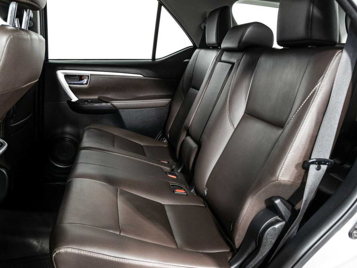 Купить Toyota Fortuner с пробегом. Фото: #9