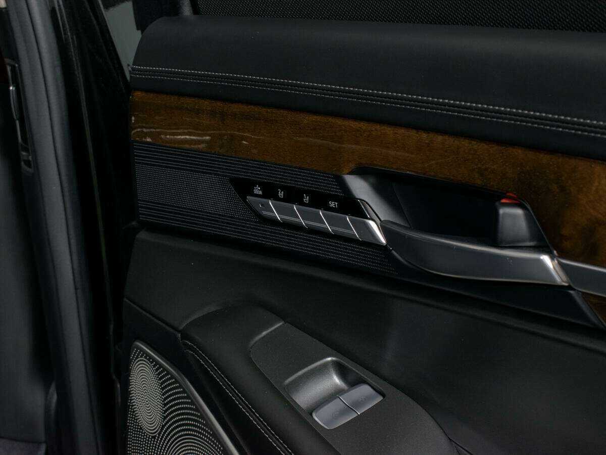 Купить Genesis G90 с пробегом. Фото: #17