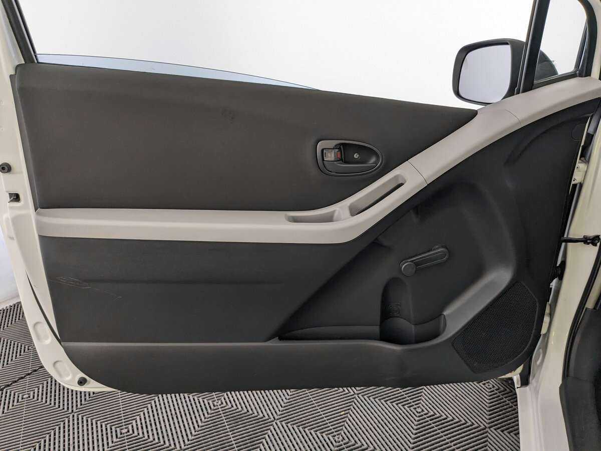 Купить Toyota Yaris с пробегом. Фото: #14