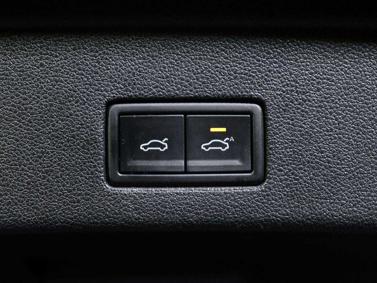 Купить Volkswagen Touareg с пробегом. Фото: #18