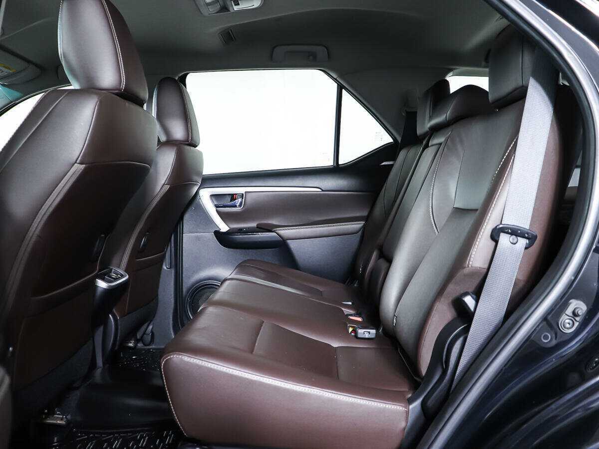 Купить Toyota Fortuner с пробегом. Фото: #7