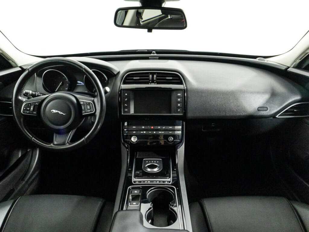 Купить Jaguar XE с пробегом. Фото: #12