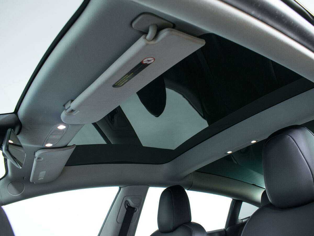 Купить Tesla Model 3 с пробегом. Фото: #17