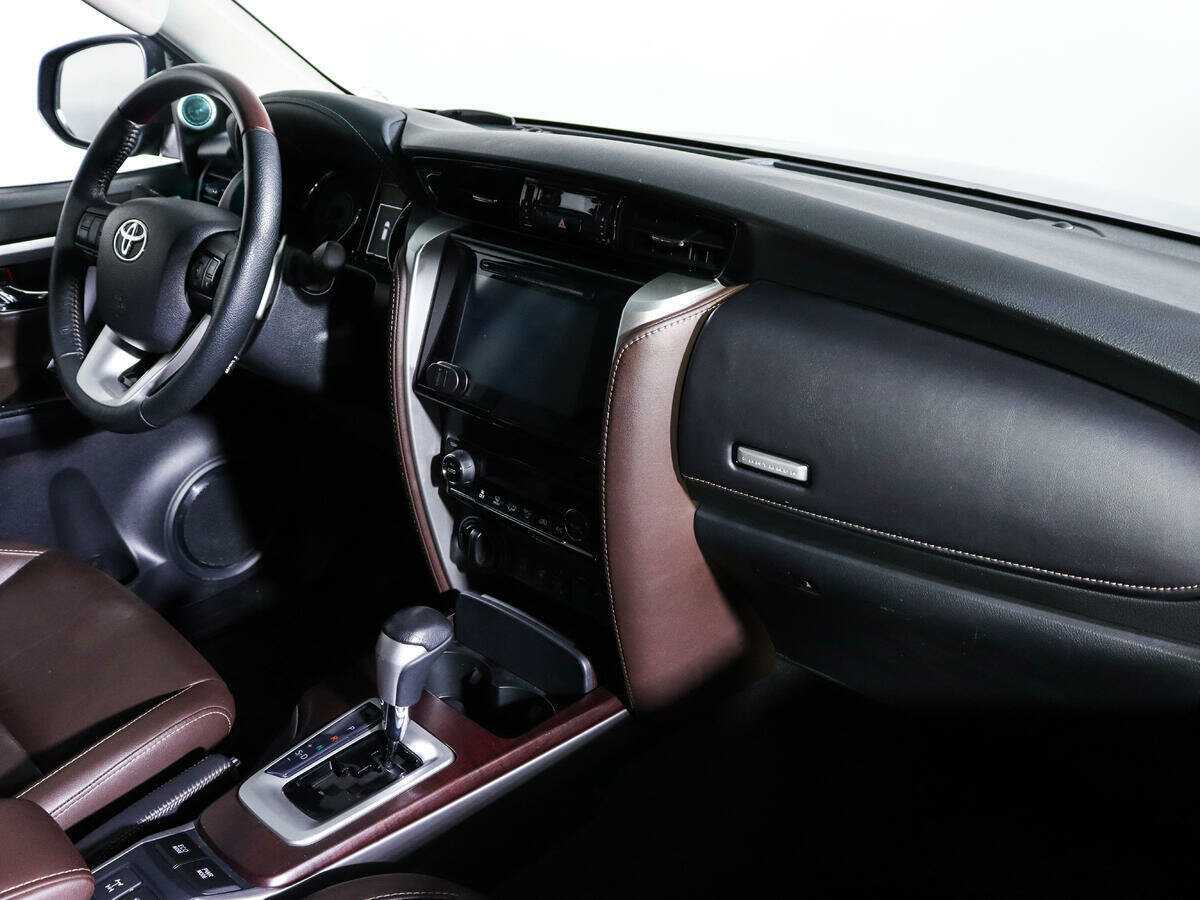 Купить Toyota Fortuner с пробегом. Фото: #6