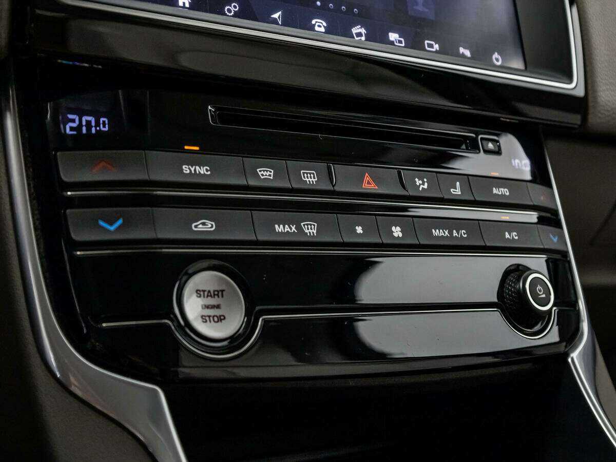 Купить Jaguar XE с пробегом. Фото: #14
