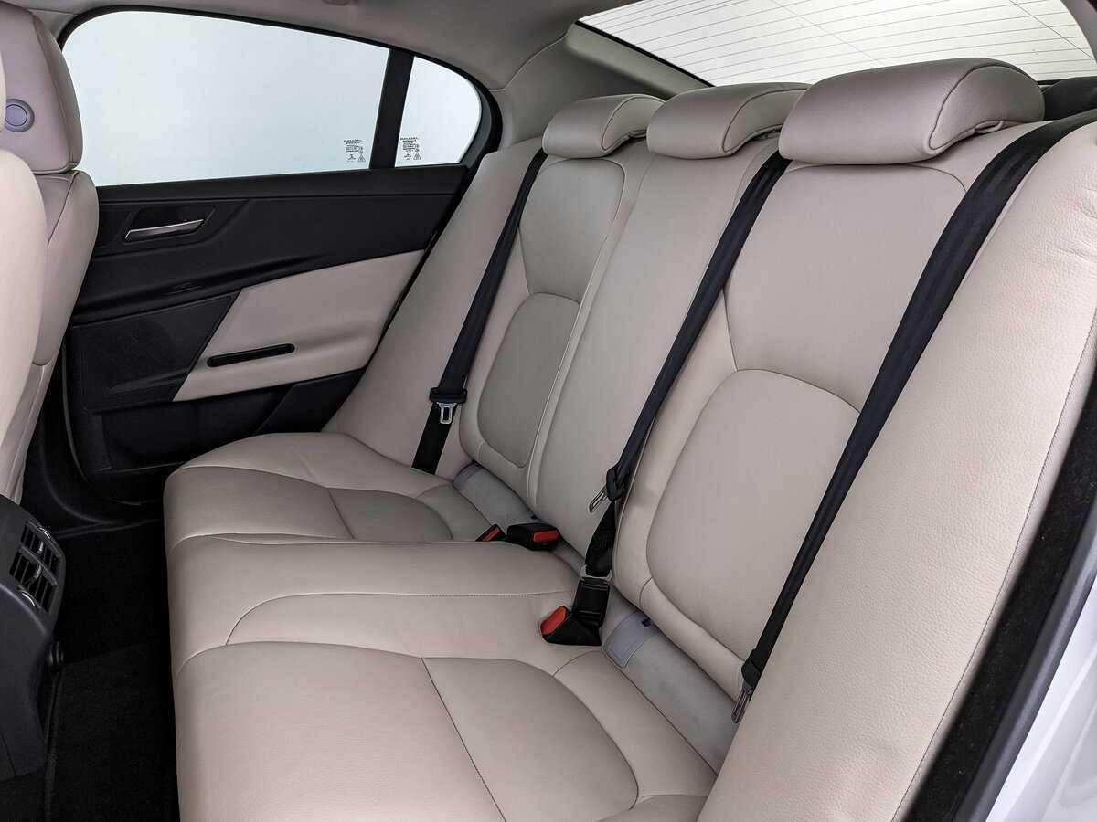 Купить Jaguar XE с пробегом. Фото: #13