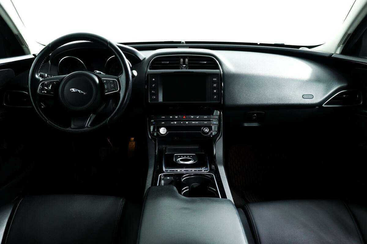 Купить Jaguar XE с пробегом. Фото: #10