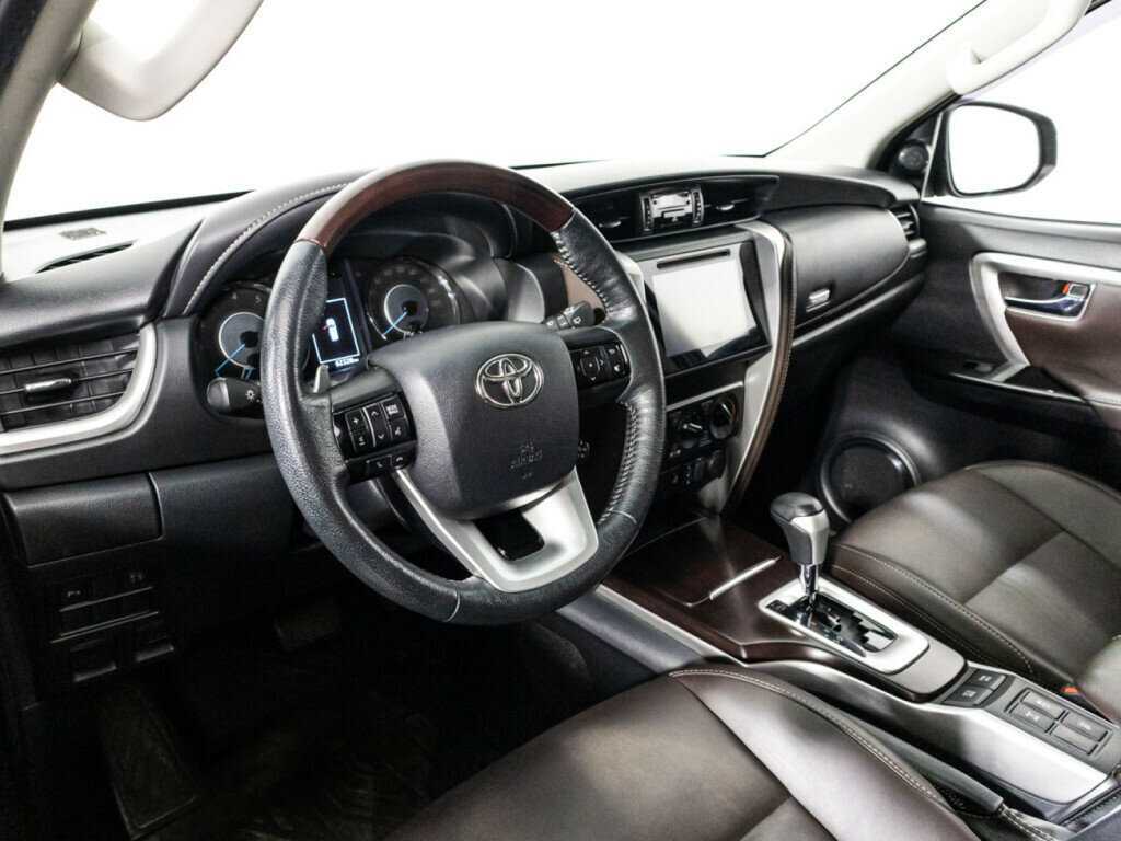 Купить Toyota Fortuner с пробегом. Фото: #10