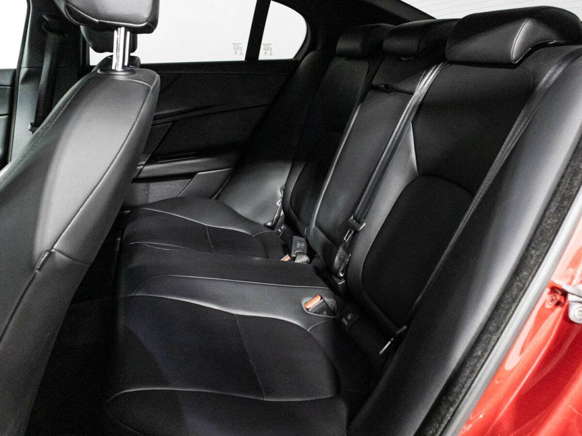 Купить Jaguar XE с пробегом. Фото: #9