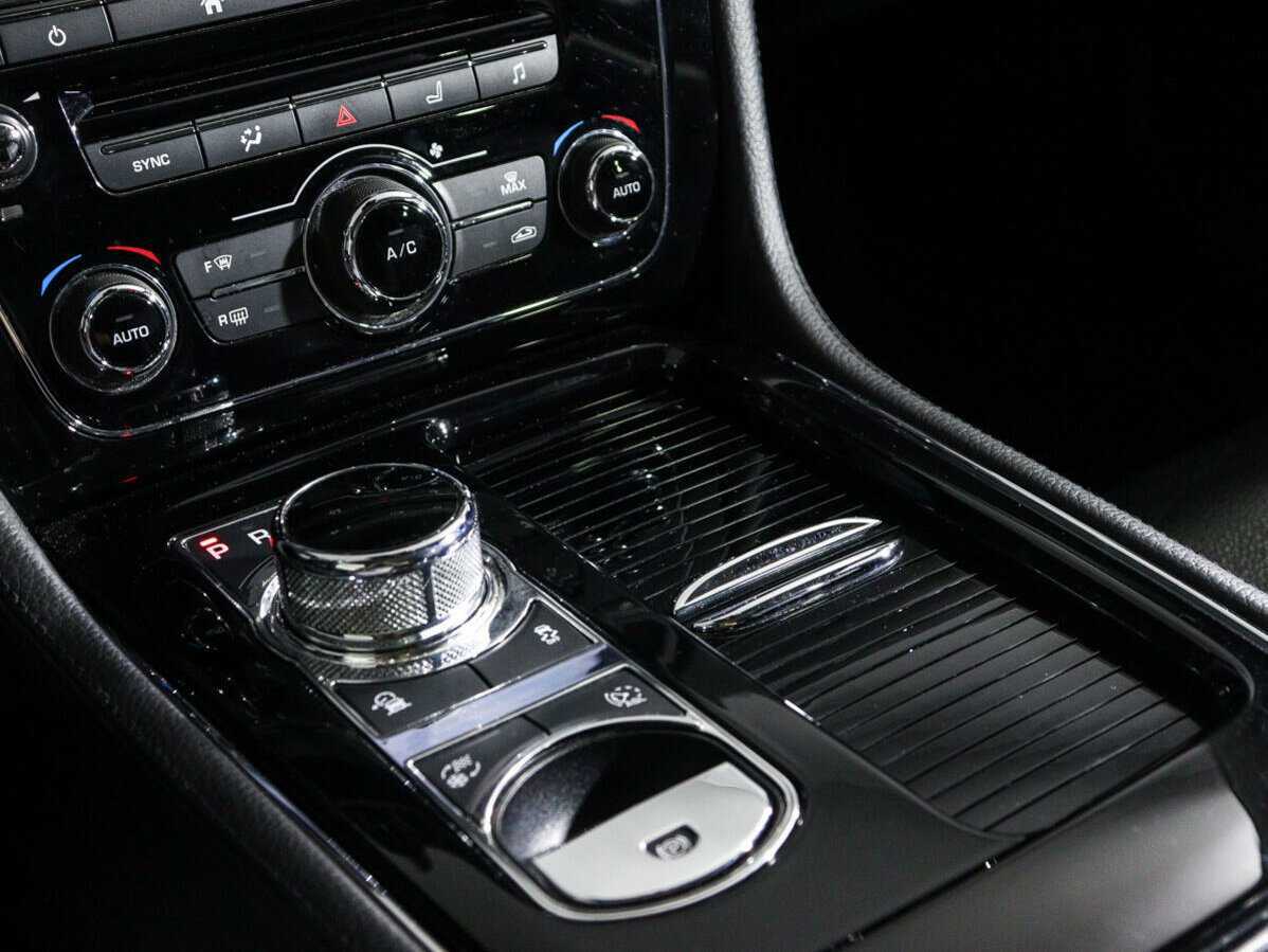 Купить Jaguar XJ с пробегом. Фото: #20