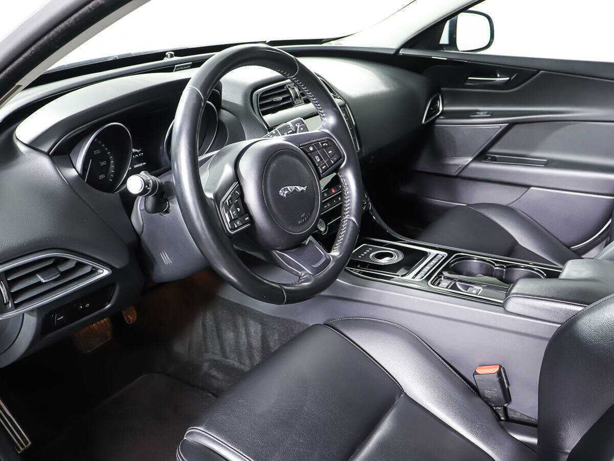 Купить Jaguar XE с пробегом. Фото: #11