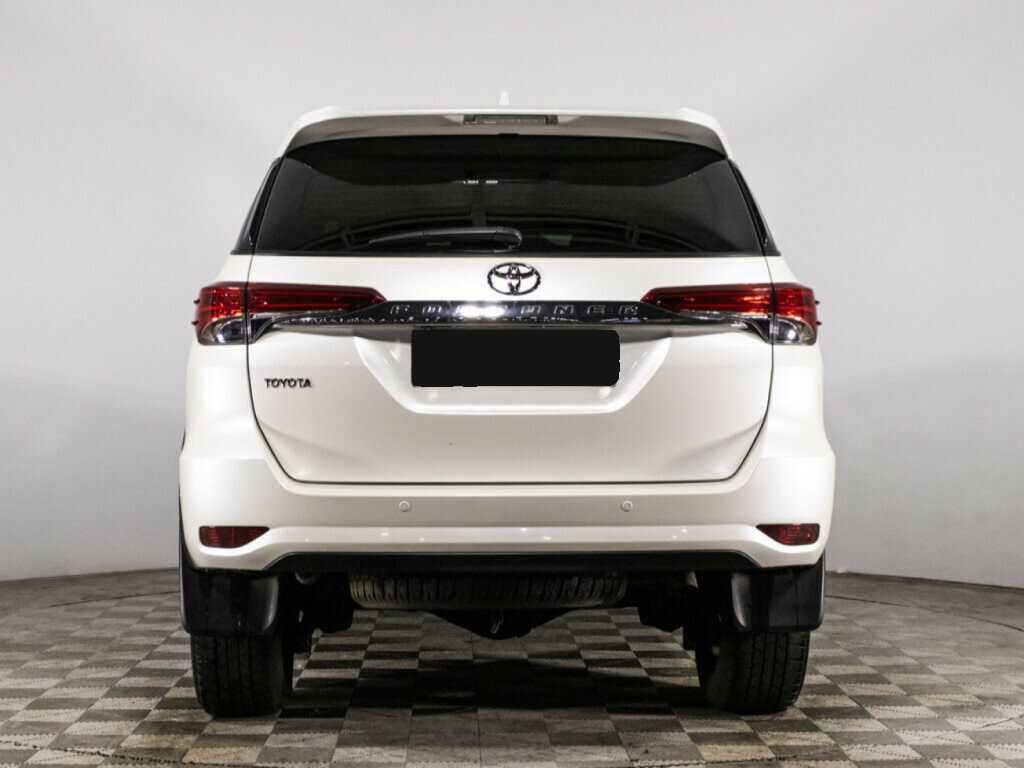 Купить Toyota Fortuner с пробегом. Фото: #4