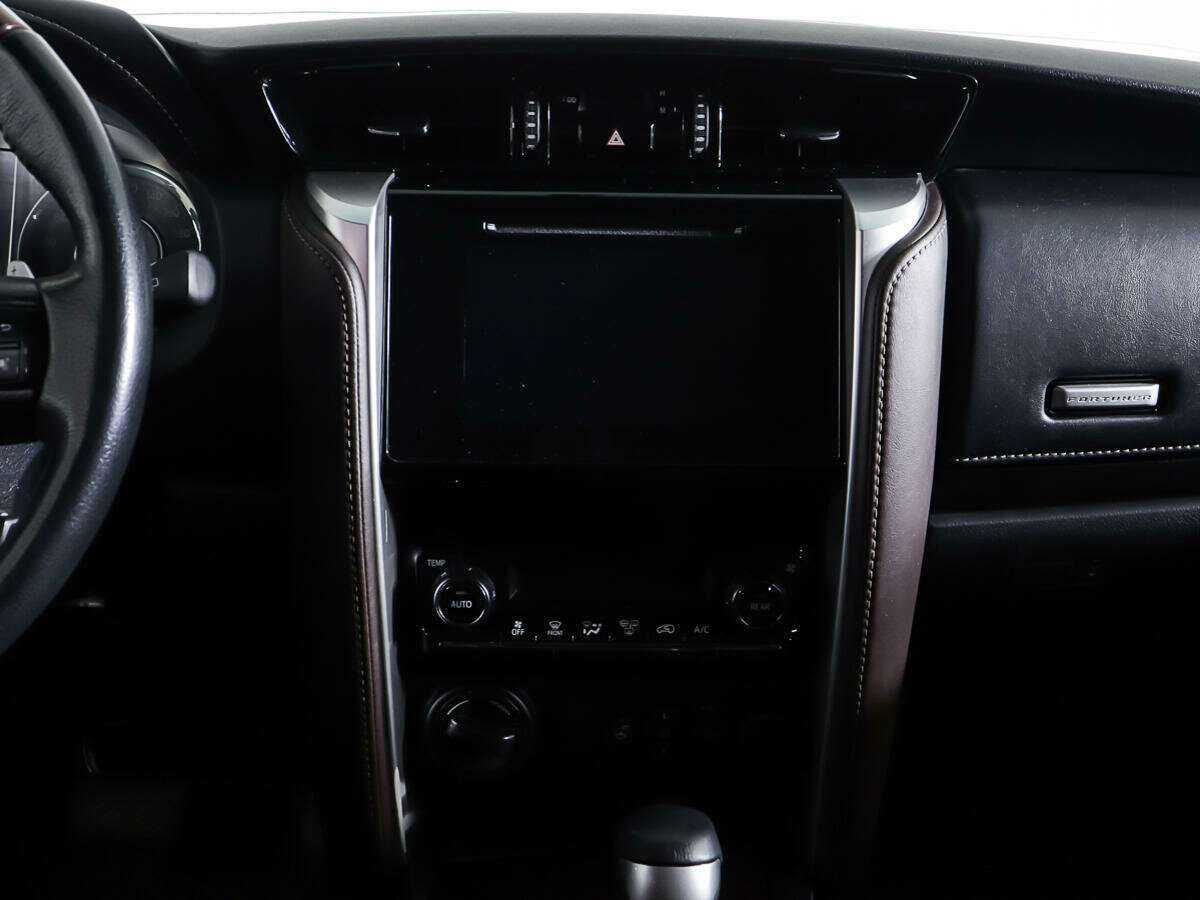 Купить Toyota Fortuner с пробегом. Фото: #10