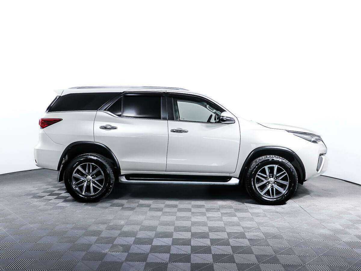 Купить Toyota Fortuner с пробегом. Фото: #3