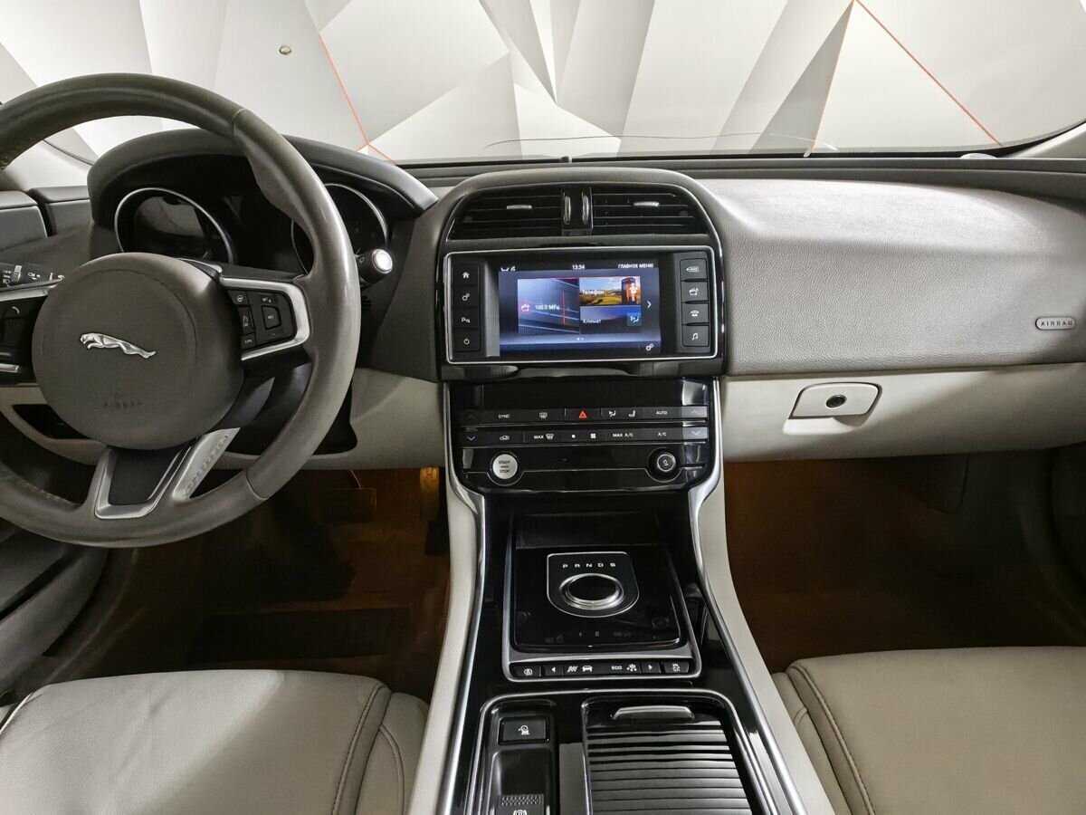 Купить Jaguar XE с пробегом. Фото: #10