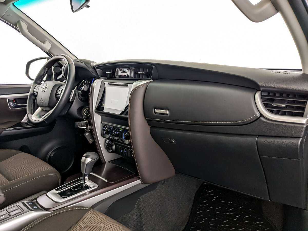 Купить Toyota Fortuner с пробегом. Фото: #8