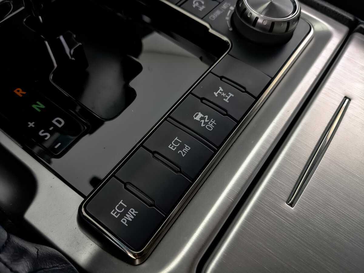 Купить Toyota Land Cruiser с пробегом. Фото: #24