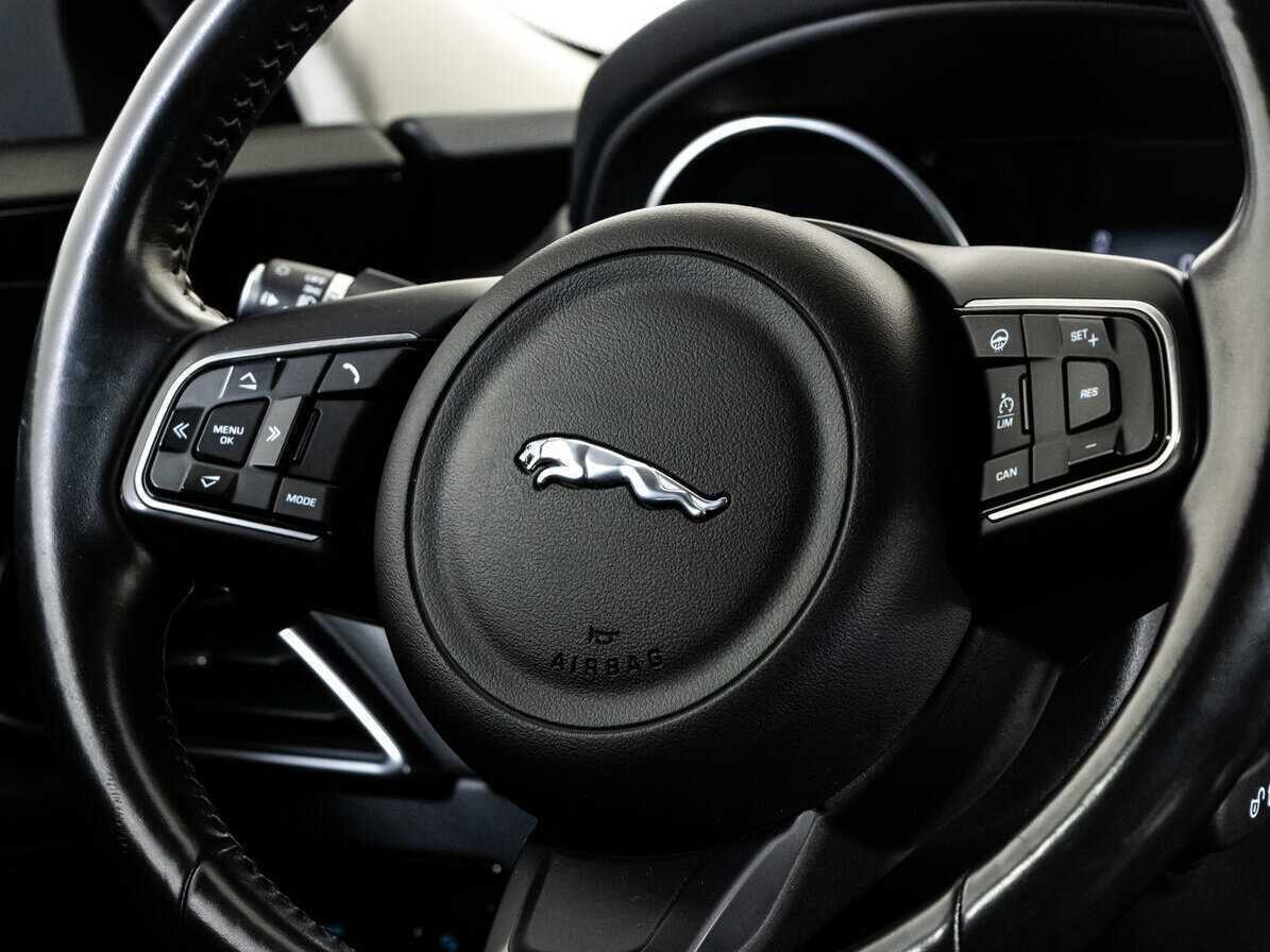 Купить Jaguar XE с пробегом. Фото: #11