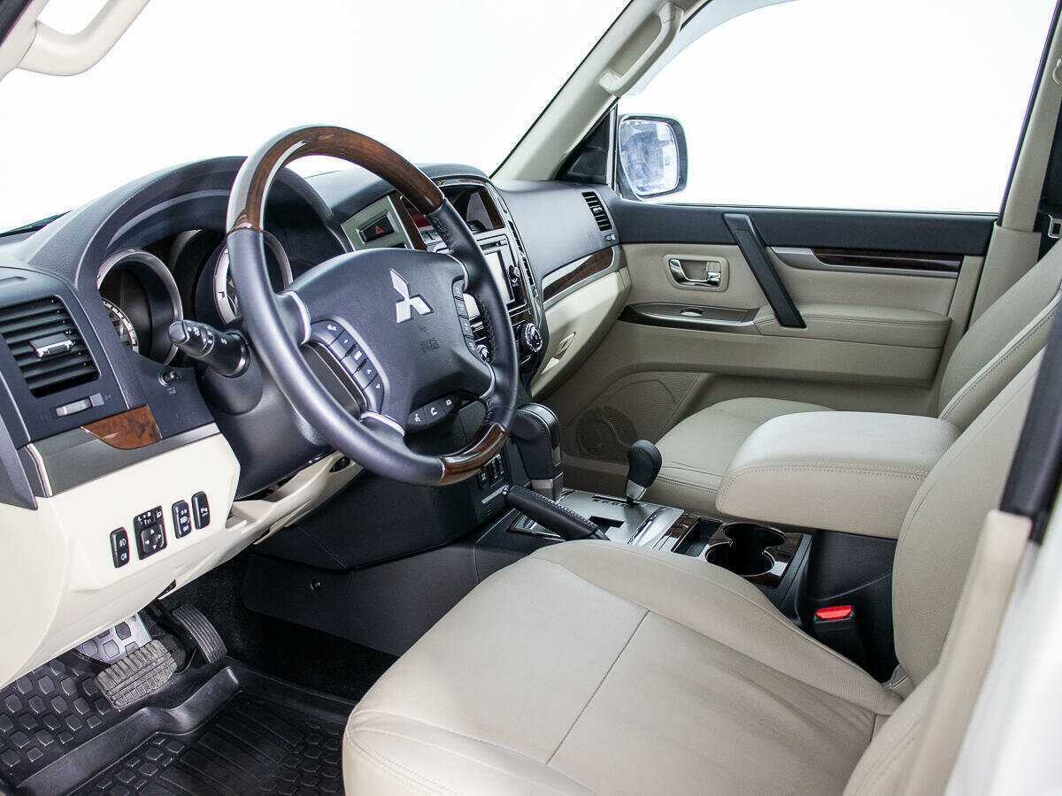 Купить Mitsubishi Pajero с пробегом. Фото: #10