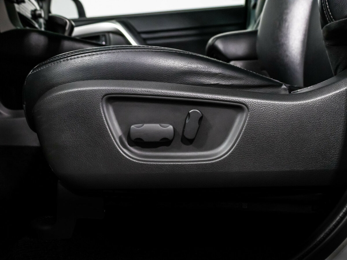 Купить Mitsubishi Montero Sport с пробегом. Фото: #12