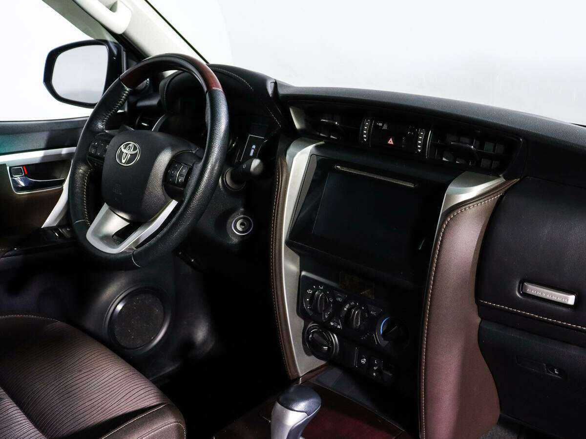 Купить Toyota Fortuner с пробегом. Фото: #6