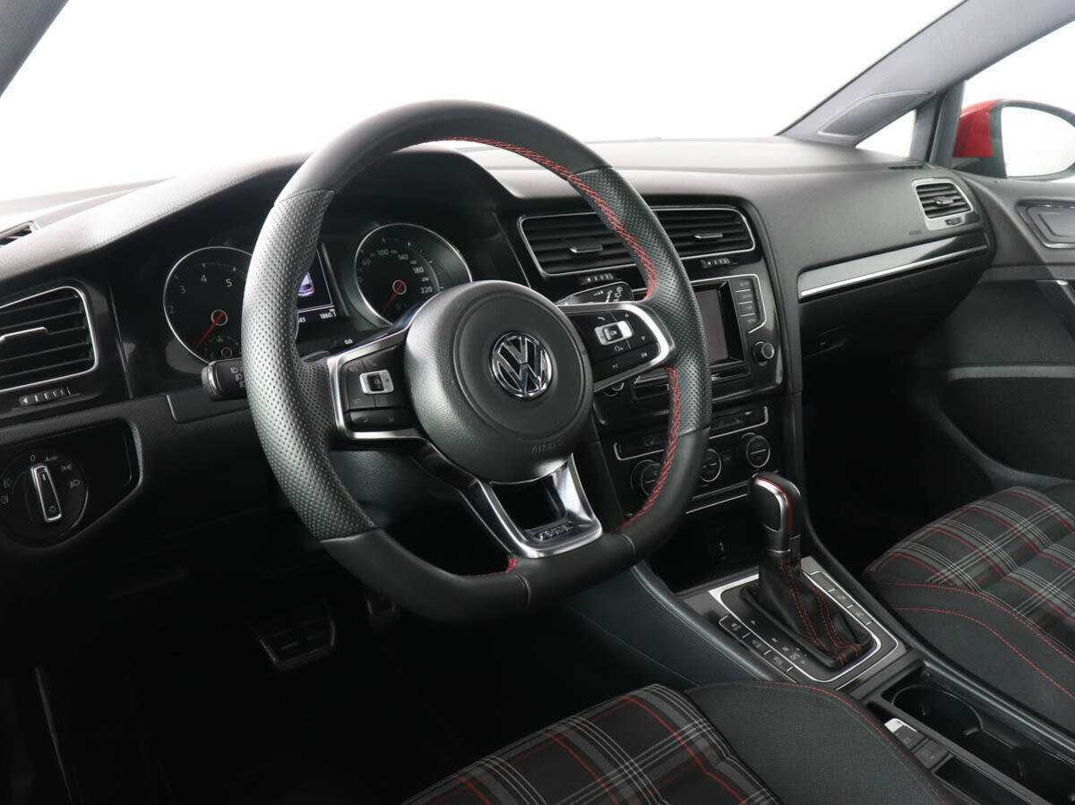 Купить Volkswagen Golf GTI с пробегом. Фото: #6