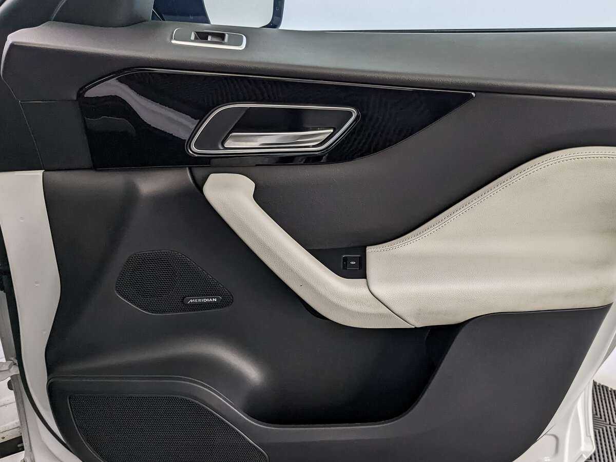 Купить Jaguar F-Pace с пробегом. Фото: #20