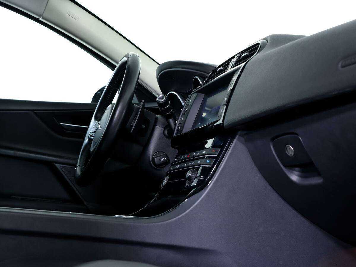 Купить Jaguar XE с пробегом. Фото: #18