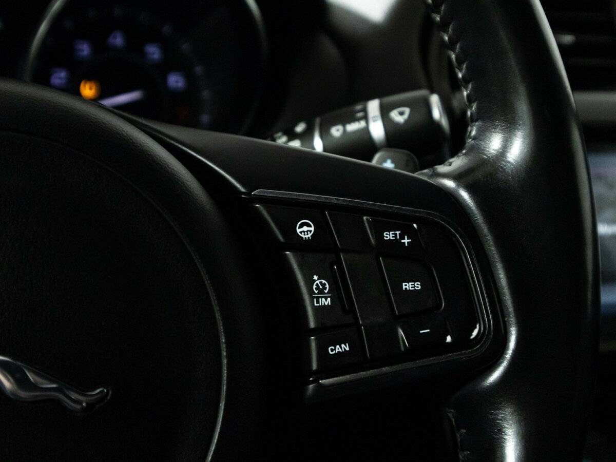 Купить Jaguar XE с пробегом. Фото: #20