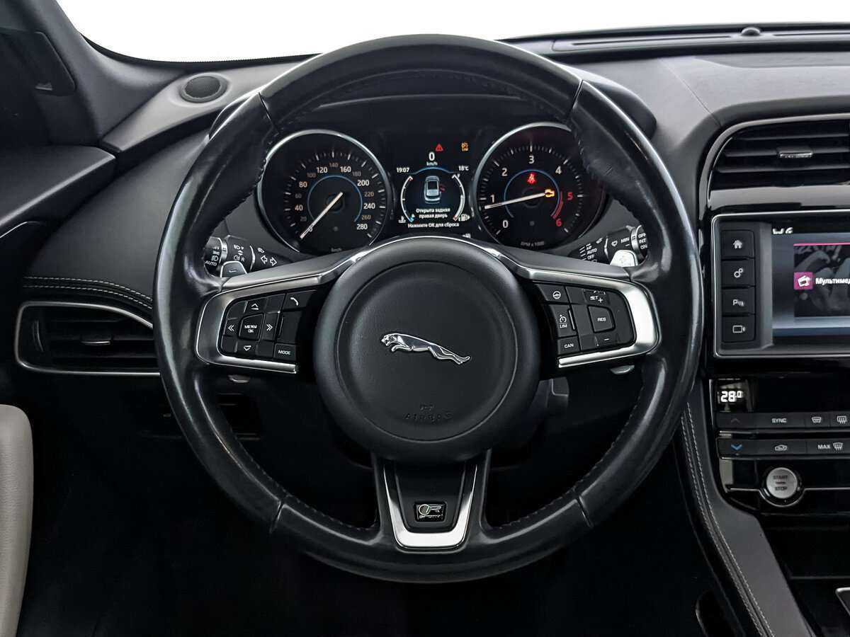 Купить Jaguar F-Pace с пробегом. Фото: #17